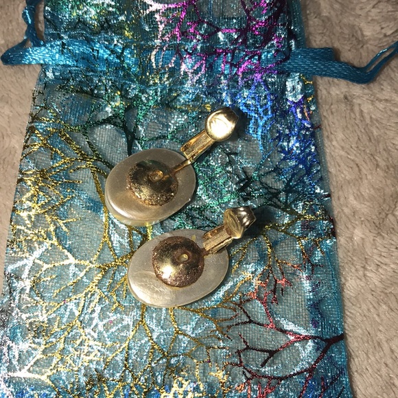 Vintage white and gold clip on earrings 💕 - Picture 3 of 4